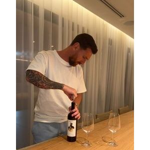Discreto fora dos gramados, Messi surpreende ao revelar mistura inusitada com vinho em entrevista