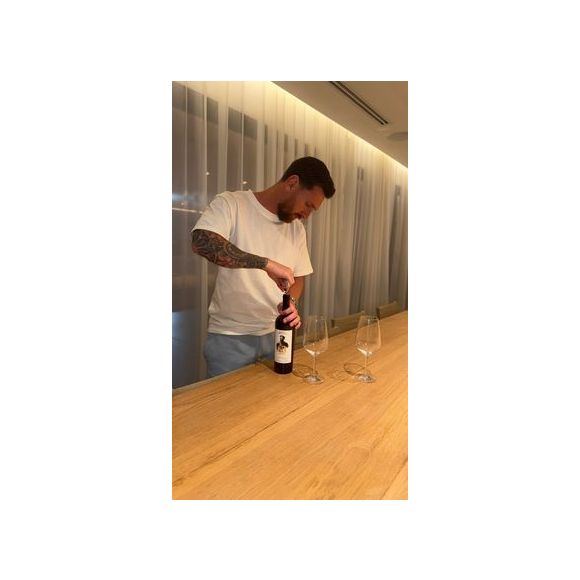 Discreto fora dos gramados, Messi surpreende ao revelar mistura inusitada com vinho em entrevista