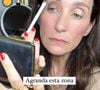 Segundo a maquiadora Susana Marín, um erro muito comum na aplicação das sombras pode deixar o olhar visualmente menor e mais envelhecido após os 50 anos. A especialista recomenda inverter a posição das cores para criar um efeito imediato de olhos maiores, mais iluminados e rejuvenescidos
