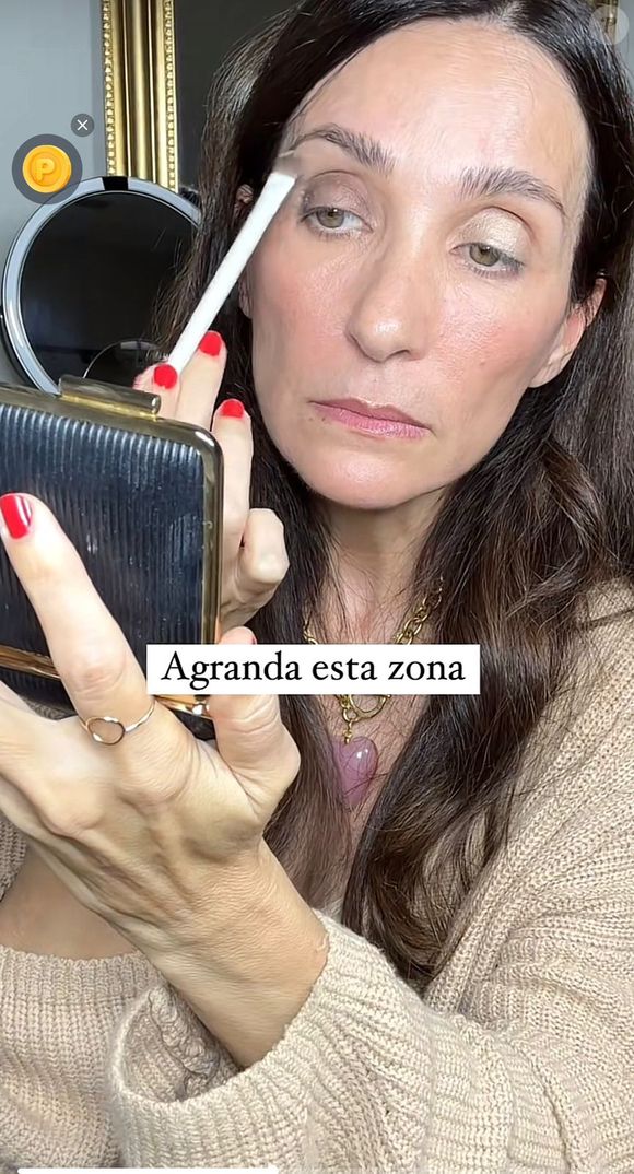 Segundo a maquiadora Susana Marín, um erro muito comum na aplicação das sombras pode deixar o olhar visualmente menor e mais envelhecido após os 50 anos. A especialista recomenda inverter a posição das cores para criar um efeito imediato de olhos maiores, mais iluminados e rejuvenescidos