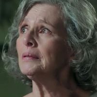 Cai da escada e morre, mas acaba com a agonia antes do último suspiro: ‘monstro’ de ‘Além do Tempo’ coloca ponto final em uma das maiores dores da novela