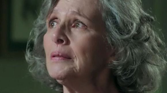 Cai da escada e morre, mas acaba com a agonia antes do último suspiro: ‘monstro’ de ‘Além do Tempo’ coloca ponto final em uma das maiores dores da novela