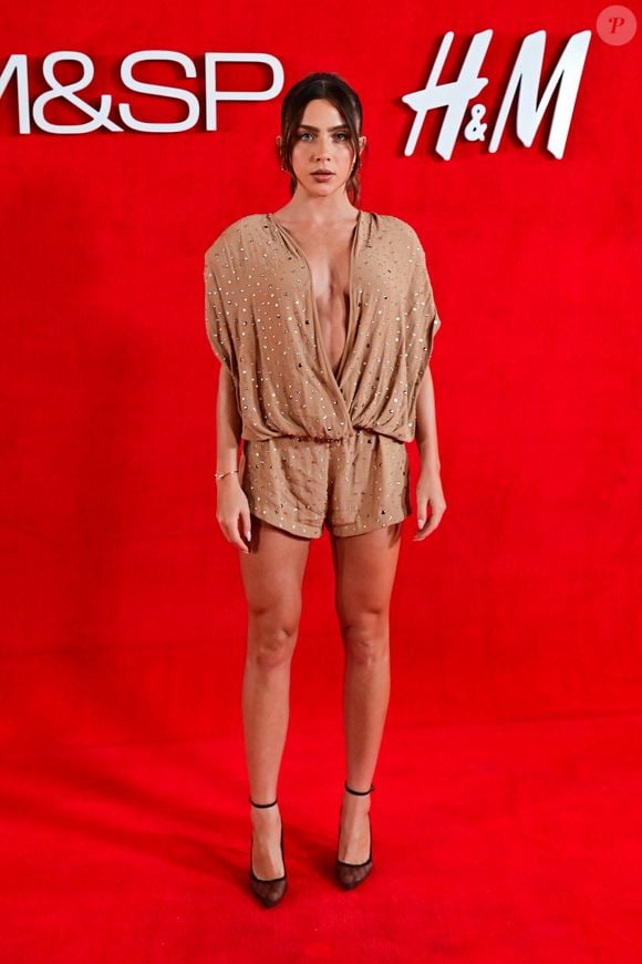 H&M no Brasil: Jade Picon usou um macaquinho com aplicação em brilhos e decote revelador