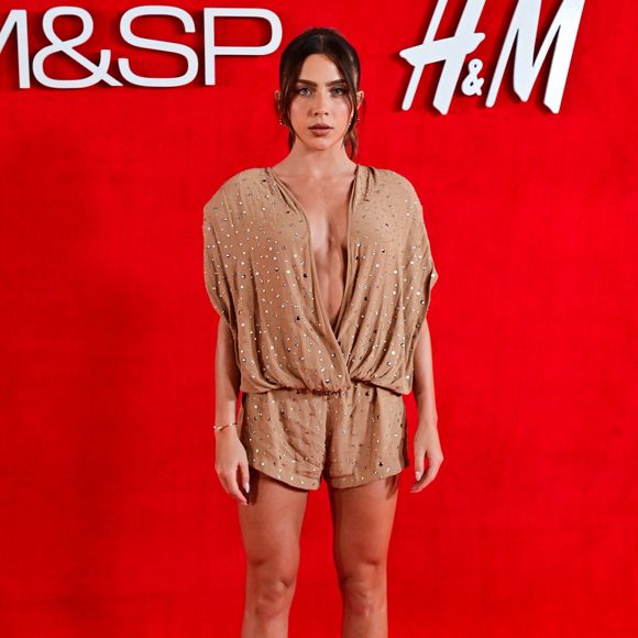 H&M no Brasil: Jade Picon usou um macaquinho com aplicação em brilhos e decote revelador