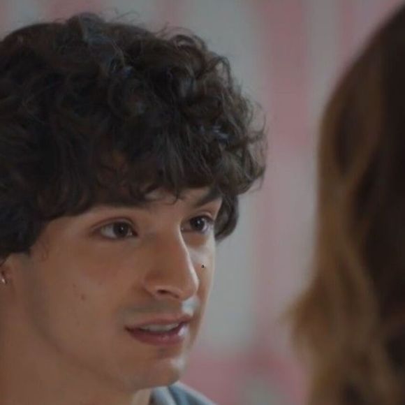 Tiago (Pedro Waddington) avisa a Odete (Débora Bloch) que o aconteceu com o pai, e César (Cauã Reymond) estranha a atitude da mulher.