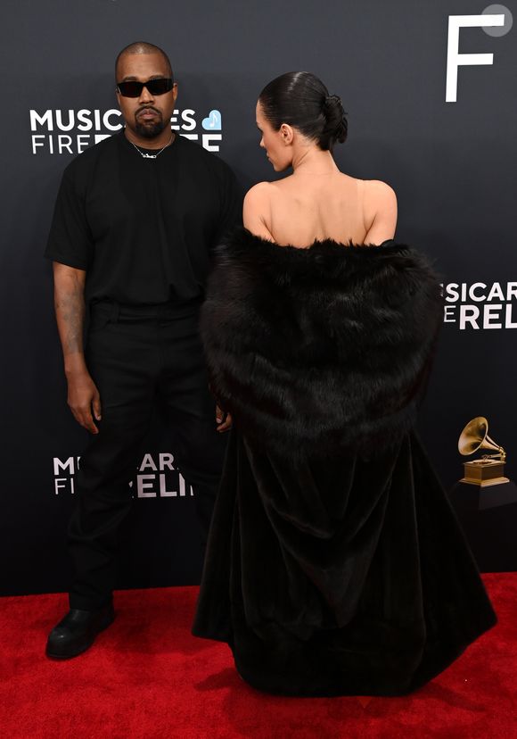 Kanye West estimulou a mulher a ficar nua no tapete vermelho do Grammy, segundo especialistas em leitura labial