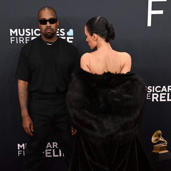 Kanye West estimulou a mulher a ficar nua no tapete vermelho do Grammy, segundo especialistas em leitura labial