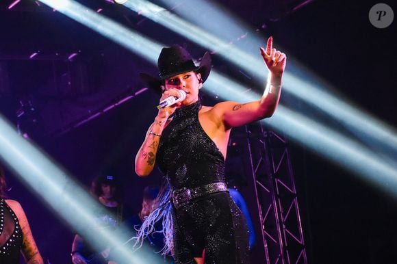 Ana Castela adora peças com decote alto para ficar confortável no palco