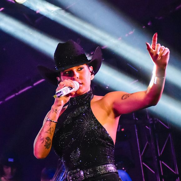 Ana Castela adora peças com decote alto para ficar confortável no palco