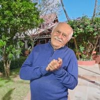 O refúgio de Ary Fontoura, aos 93 anos, em bairro nobre e litorâneo do RJ: ator tem piscina coberta, coleção de 7 mil DVDs e móveis de madeira em mansão cinematográfica; fotos