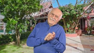O refúgio de Ary Fontoura, aos 93 anos, em bairro nobre e litorâneo do RJ: ator tem piscina coberta, coleção de 7 mil DVDs e móveis de madeira em mansão cinematográfica; fotos