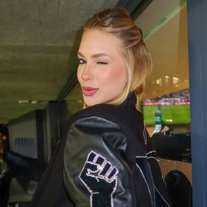 Com punho cerrado e frase marcante na manga, influenciadora reforça apoio público ao jogador após denúncia de racismo contra o Benfica em 2026