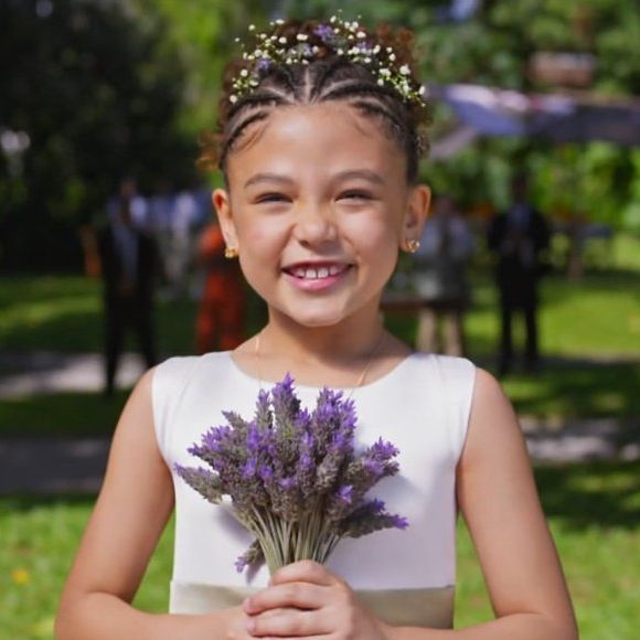 Último capítulo revela gravidez de Leona (Clara Moneke) e anuncia um novo começo para Sofia (Elis Cabral), que também carregava um buquê de lavanda e vai ganhar um irmão ou uma irmã