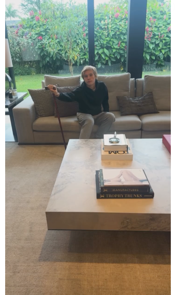 Durante o dia, Adriane Galisteu chegou a filmar Vittorio usando uma bengala para se locomover em casa e brincou com a situação