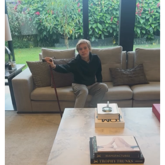 Durante o dia, Adriane Galisteu chegou a filmar Vittorio usando uma bengala para se locomover em casa e brincou com a situação