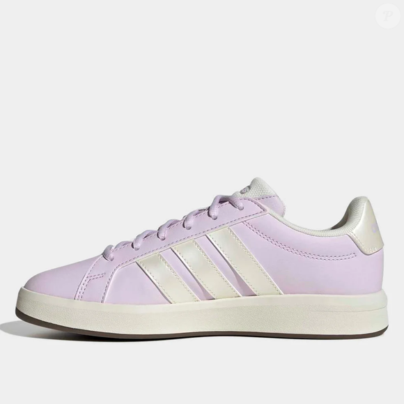 Enquanto o Samba continua entre os modelos mais comentados, o Adidas Grand Court Base 3.0 ganha espaço como uma opção acessível para quem busca conforto, elegância e um visual menos previsível