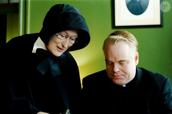 Sem provas concretas, ela decide confrontá-lo, dando início a um embate turbulento entre os dois