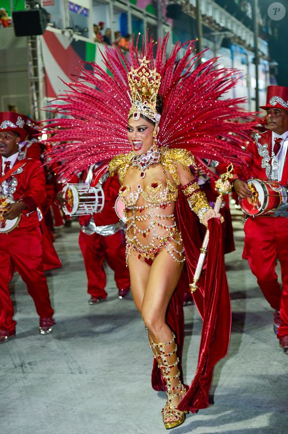 Juliana Paes está de volta à Marquês de Sapucaí como rainha de bateria