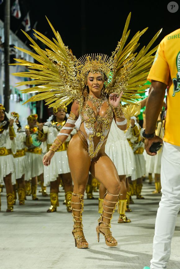 Fantasia inspirada em Amor e Sexo marca homenagem da Mocidade a Rita Lee no Carnaval do Rio