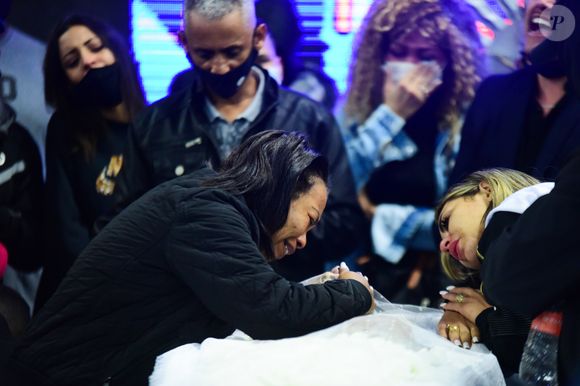 Mãe de MC Kevin chorou desesperada no velório do filho famoso, em maio de 2021