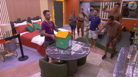 Com o fim das duplas, a liderança passou a ser individual — mas o apartamento continuou no jogo! João Gabriel venceu uma prova de pontaria envolvendo sanduíches e chegou ao Apê do Líder estreando o novo formato: uma só maquete, uma só chance