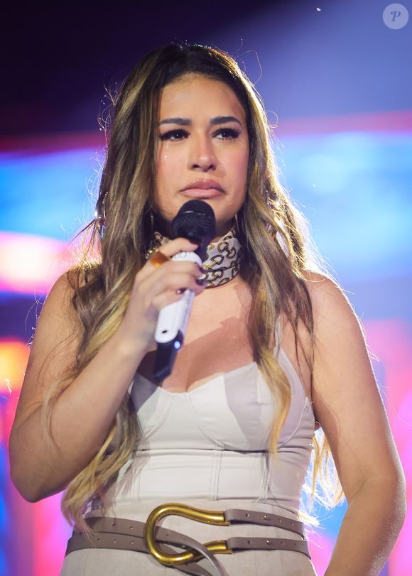 Simone Mendes assumiu ao público que não estava conseguindo cantar