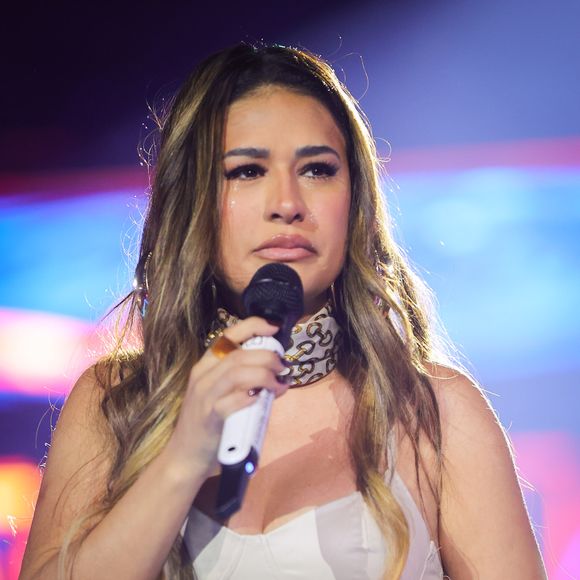 Simone Mendes assumiu ao público que não estava conseguindo cantar