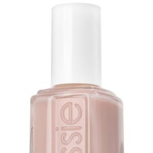 De acordo com o site 'In Style', o clássico Ballet Slippers, da Essie, ficou conhecido como o esmalte favorito da Rainha Elizabeth II desde o fim da década de 1980