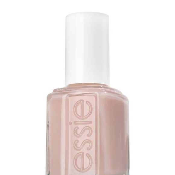 De acordo com o site 'In Style', o clássico Ballet Slippers, da Essie, ficou conhecido como o esmalte favorito da Rainha Elizabeth II desde o fim da década de 1980