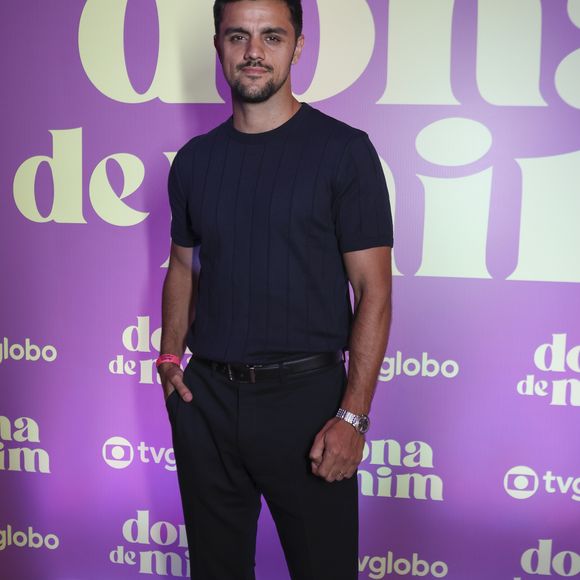 Simpático, Felipe Simas compareceu ao lançamento de Dona de Mim, nova novela das sete