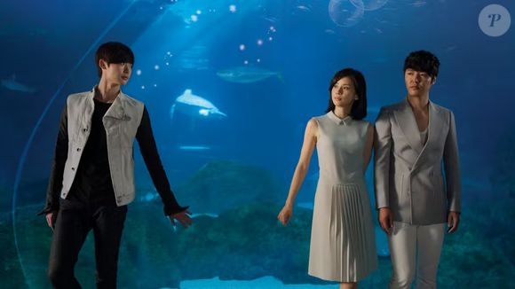 'Eu Ouço a Sua Voz': uma defensora pública se alia a um jovem que lê mentes e a um ex-policial para resolver casos quase impossíveis, usando a habilidade dele para revelar verdades em julgamentos