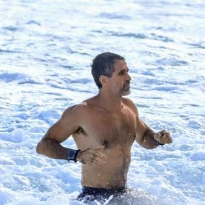 Eriberto Leão também se jogou no mar, onde se refrescou e ainda exibiu um físico definido
