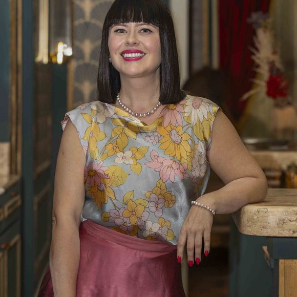 Mari Bridi vive a personagem Mirtes, que trabalha no Dancing, um dos principais pontos de encontro da novela