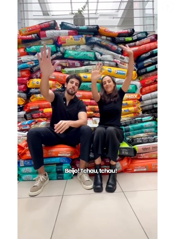 Filha de Faustão, Lara Silva e o marido, Julinho Casares, festejaram o sucesso da arrecadação de sacos de reações para cães e gatos como presente de casamento