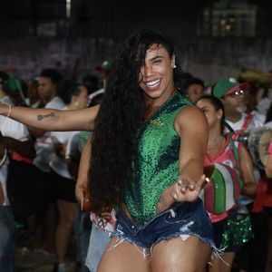 Carnaval 2025: rainha de bateria da Mangueira, Evelyn Bastos já viu a escola ganhar dois títulos com ela à frente dos ritmistas da verde e rosa