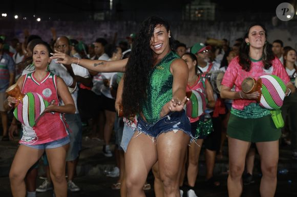 Carnaval 2025: rainha de bateria da Mangueira, Evelyn Bastos já viu a escola ganhar dois títulos com ela à frente dos ritmistas da verde e rosa