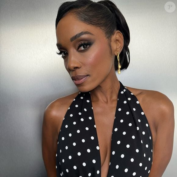 Bem diferente da série, Frances Turner também impressiona por uma beleza descomunal