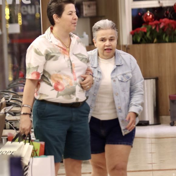 Claudia Rodrigues usava uma bermuda jeans, camisa branca e jaqueta jeans de tonalidade mais clara.