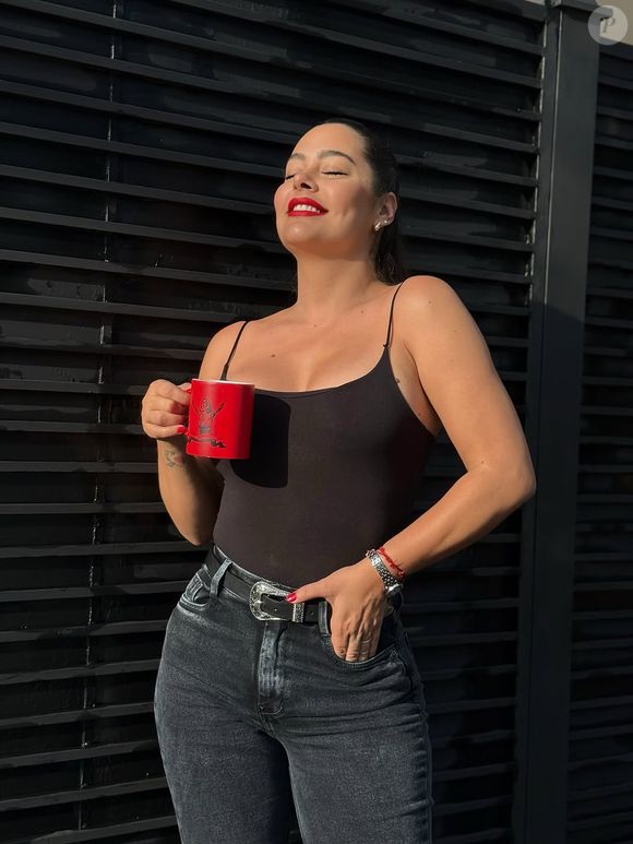 Larissa Riquelme tem 40 anos e se prepara para receber o diploma de jornalista. Ela trabalha em um programa de culinária em uma rádio do Paraguai