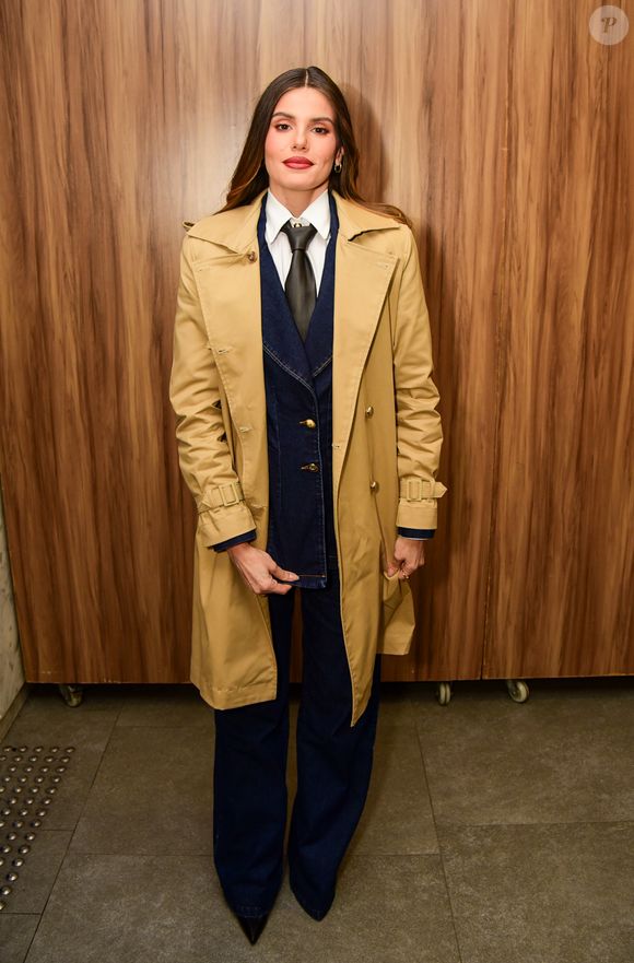 Camila Queiroz usa camisa branca, gravata preta e casaco de luxo para look moderno na gestação