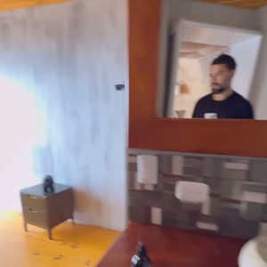 O quarto onde Pedro Andrade ficou na Costa Rica era bem espaçoso, com banheiro privativo.