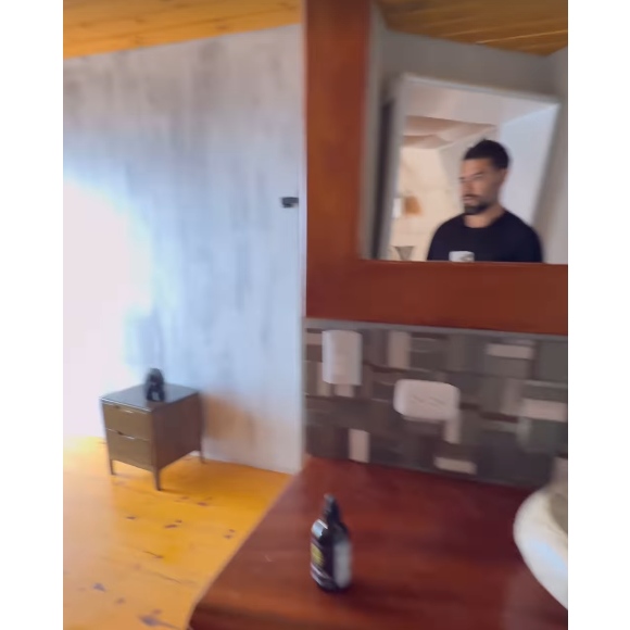 O quarto onde Pedro Andrade ficou na Costa Rica era bem espaçoso, com banheiro privativo.