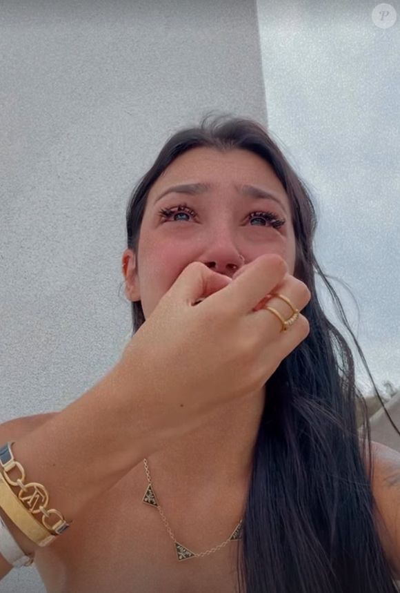 Bia Miranda chorou ao falar que está com saudades de seu filho com Buarque