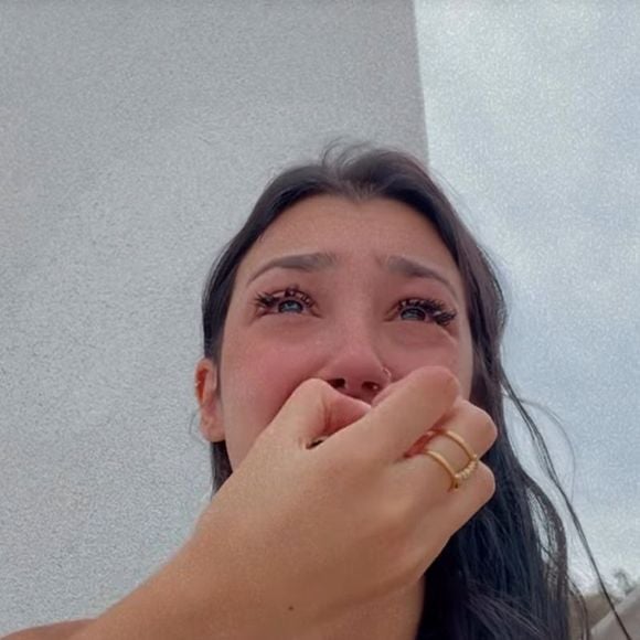 Bia Miranda chorou ao falar que está com saudades de seu filho com Buarque