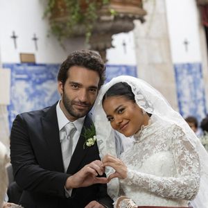 Maria de Fátima (Bella Campos) e Afonso (Humberto Carrão) se casam na Igreja do Outeiro, no Rio de Janeiro, no capítulo de 10 de julho