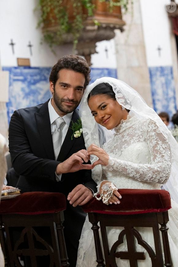 Maria de Fátima (Bella Campos) e Afonso (Humberto Carrão) se casam na Igreja do Outeiro, no Rio de Janeiro, no capítulo de 10 de julho