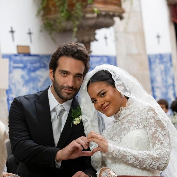 Maria de Fátima (Bella Campos) e Afonso (Humberto Carrão) se casam na Igreja do Outeiro, no Rio de Janeiro, no capítulo de 10 de julho