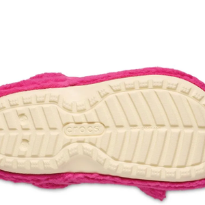 Entre conforto e estilo divertido, Larissa Manoela prova que Crocs também pode fazer parte do look de viagem