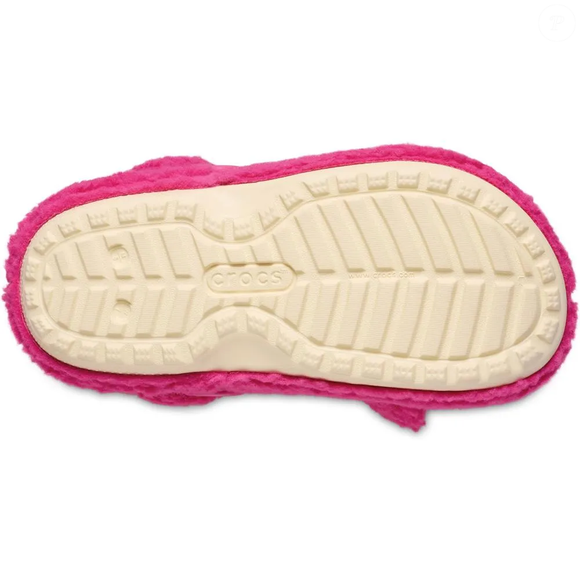 Entre conforto e estilo divertido, Larissa Manoela prova que Crocs também pode fazer parte do look de viagem