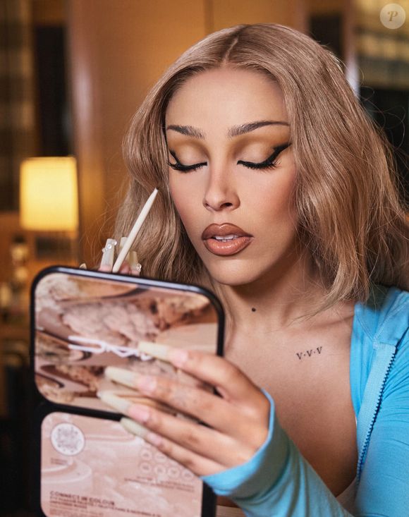 O grande destaque da make de Doja Cat ficou nos lábios com efeito glossy volumoso, que refletiu a luz e elevou o nude a um novo nível de sofisticação